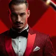 Jucător în costum roșu – Fun Center la Power Casino
